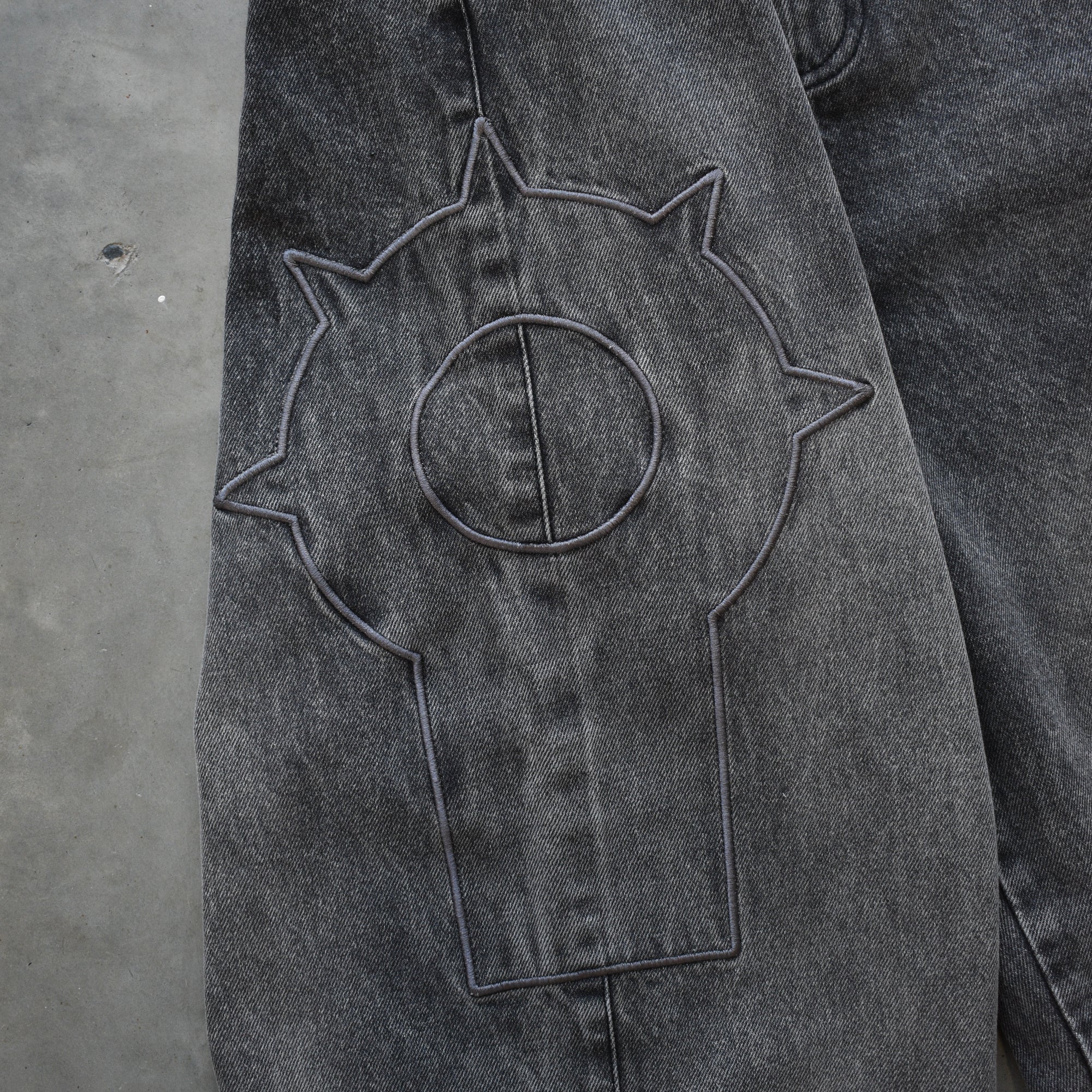 Men's Fashion Embroidered Drawstring  Chariot Jeans