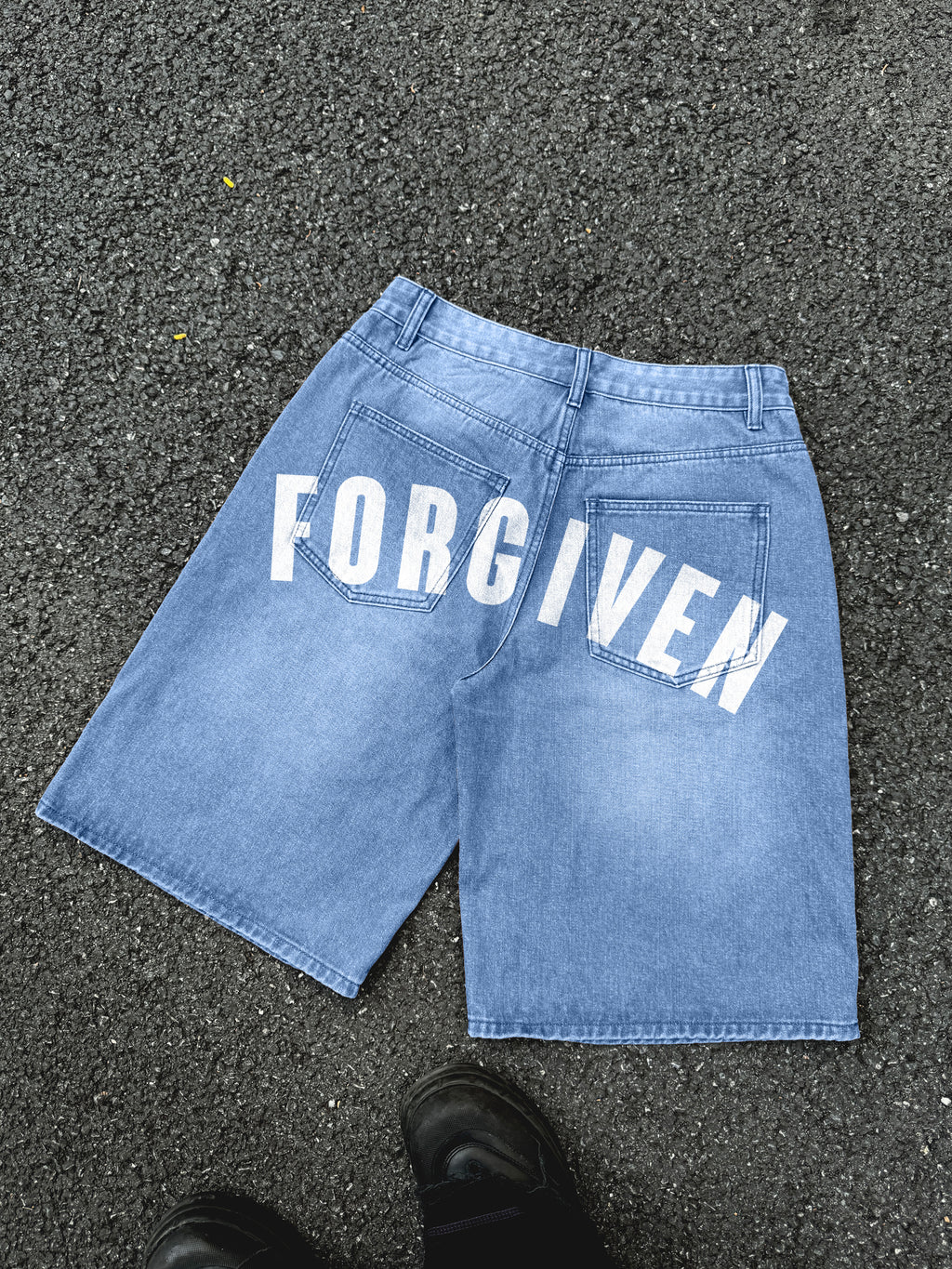 Forgiven Psalm 32：1 Print Graphic Denim Shorts