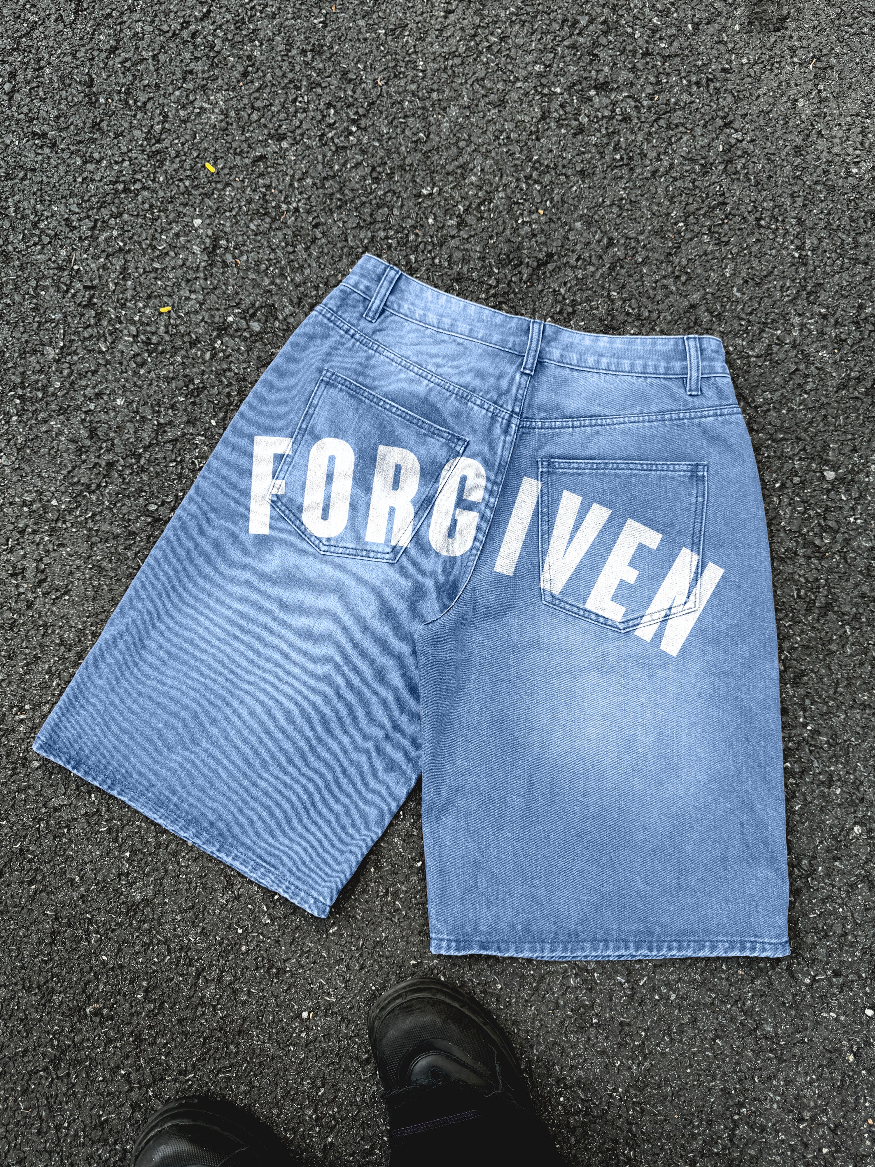 Forgiven Psalm 32：1 Print Graphic Denim Shorts